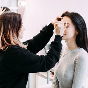Clientes Working On Makeup Free Img